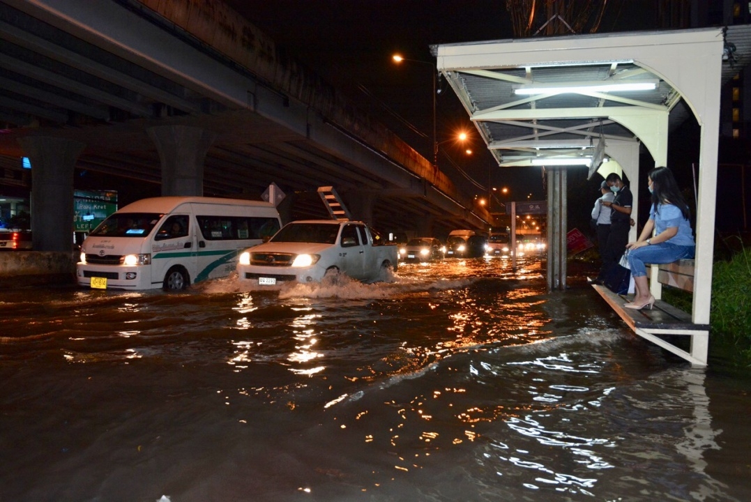 แจ้งวัฒนะ จมบาดาลซ้ำซาก ฝนถล่มนานกว่า 1 ชม. รถจอดเสียเพียบ