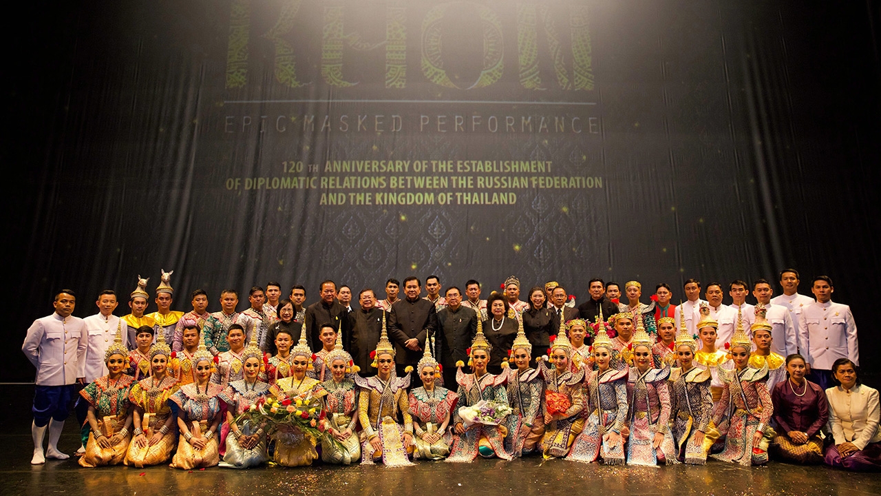 "พระจักรีบารมียิ่งฟ้า"