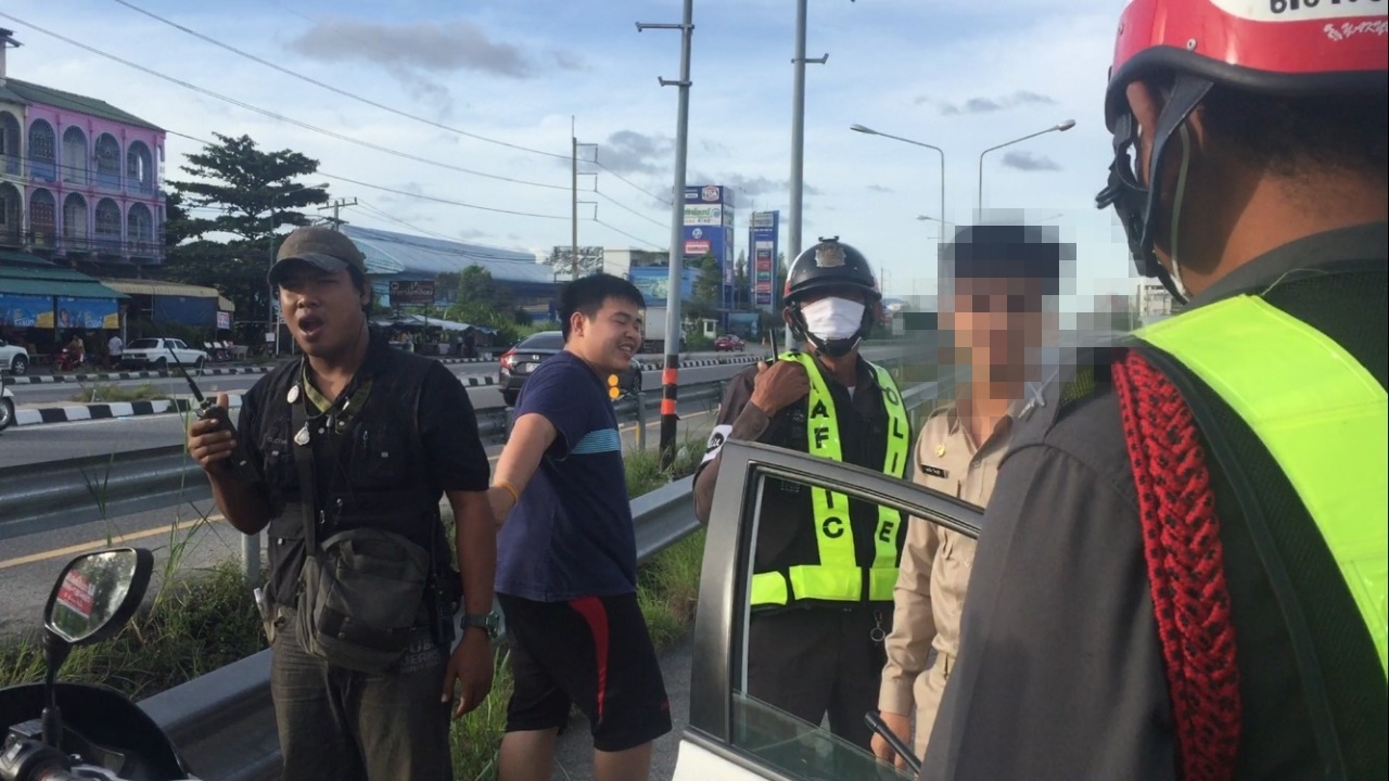 จอดรถหลับกลางถนน หนุ่มเทศบาลที่ชลบุรี อ้างทำงานดึก ตร.งงเมื่อวานวันหยุด?