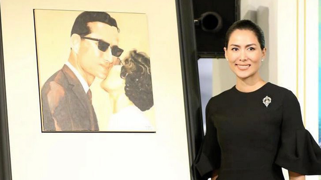 'เชอรี่' มอบภาพพระบรมสาทิสลักษณ์ฝีมือตัวเองให้สภากาชาดนำไปประมูล เพื่อนำเงินไปช่วยเหลือผู้อื่น