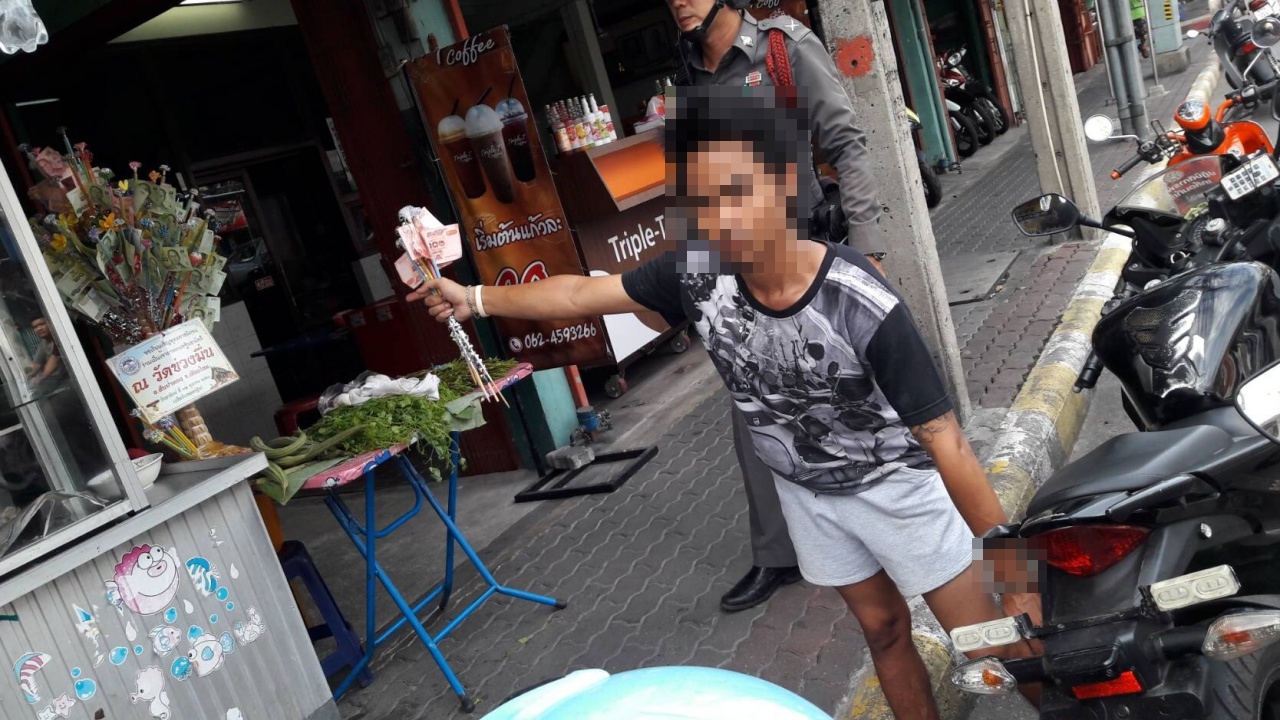 ไม่กลัวบาป! หนุ่มเสี้ยนยาวิ่งราวพุ่มกฐินหน้าร้านก๋วยเตี๋ยวเป็ด วุฒากาศ