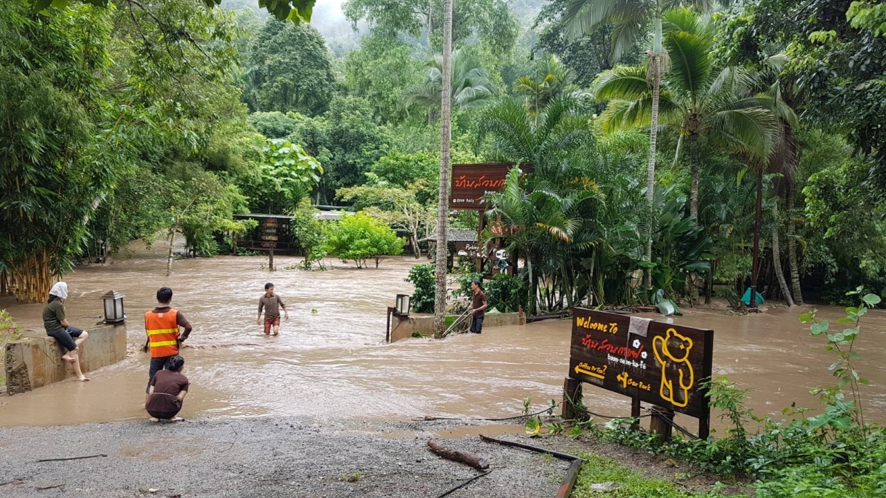 คอกาแฟหนีตาย! หลังน้ำป่าดอยสุเทพไหลลงมาแรง และพุ่งเข้าท่วมร้านบ้านสวน