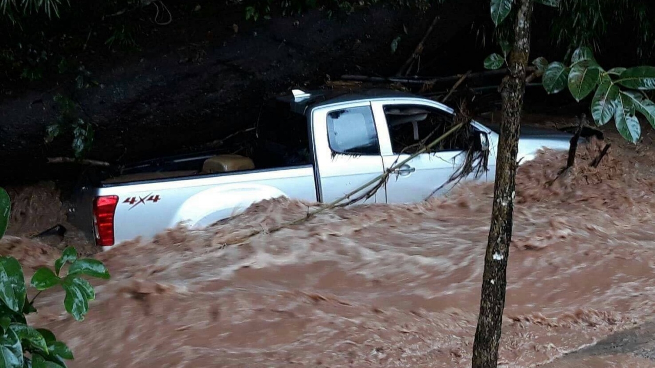 น้ำป่าคร่าชีวิตหน.เขตรักษาพันธุ์สัตว์ป่าฯ พัดรถติดต้นไม้ ศพลอยไป3กม.  