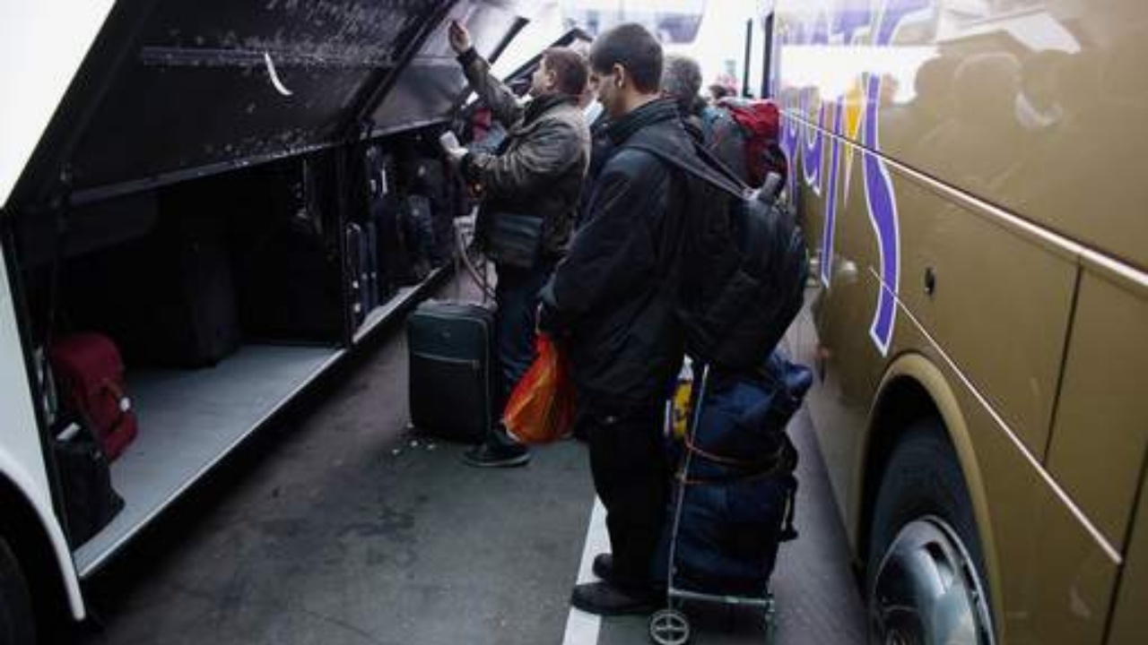 ฝรั่งเศสรวบหัวขโมย ซ่อนตัวในกระเป๋า ฉกทรัพย์ใต้รถบัสกลางกรุงปารีส