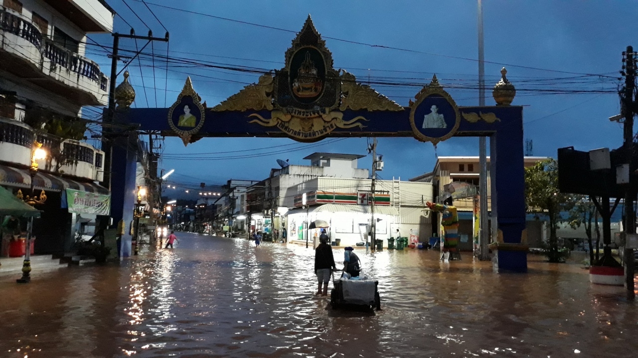 อ.ด่านซ้าย จมซ้ำสอง ฝนตกหนักน้ำป่าไหลท่วมตั้งแต่เช้ามืดยันฟ้าสาง