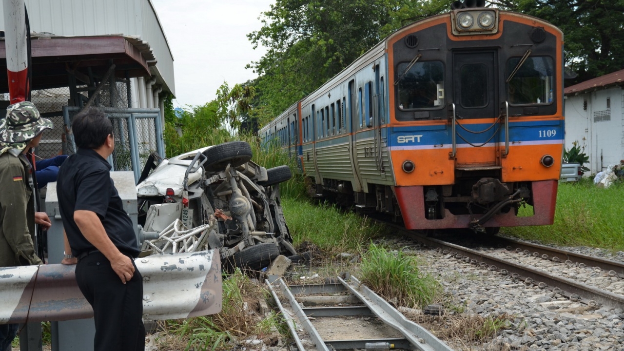 กระบะฝ่าไม้กั้นถูกรถไฟเฉี่ยว ฟาดแผงคุมไฟฟ้าพังยับ คนขับรอดปาฏิหาริย์!