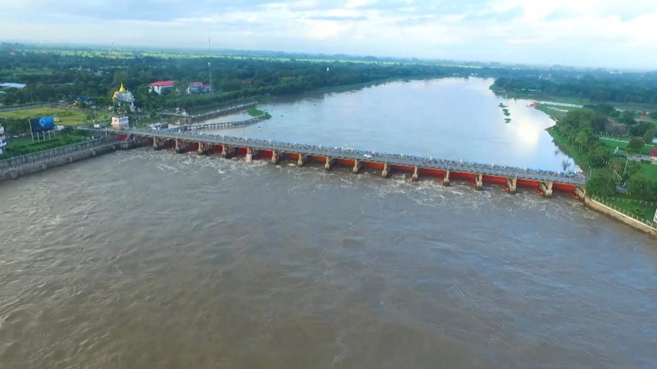 ชัยนาท 4อำเภอยังอ่วม 2.7พันครัวเรือนถูกน้ำท่วม ต้องเร่งเสริมคันกั้นน้ำ