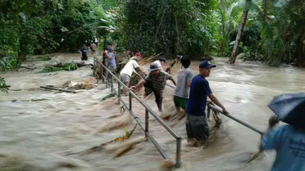 น้ำป่าทะลักที่แพร่ หลายหมู่บ้านจมน้ำ หลังฝนตกหนักมาตลอดคืน