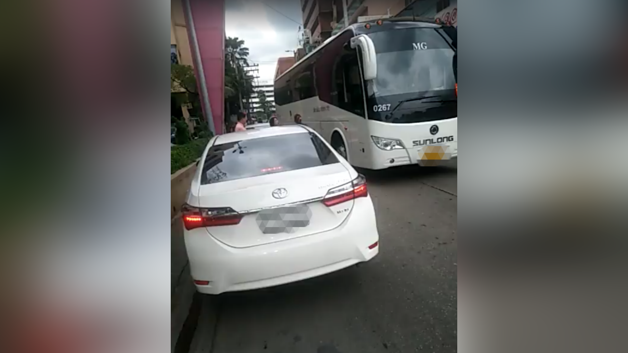 ด่าสนั่นรัชดาซอย 7! เก๋งบีบแตรใส่รถทัวร์จอดขวาง ต่อว่ากันดังลั่น