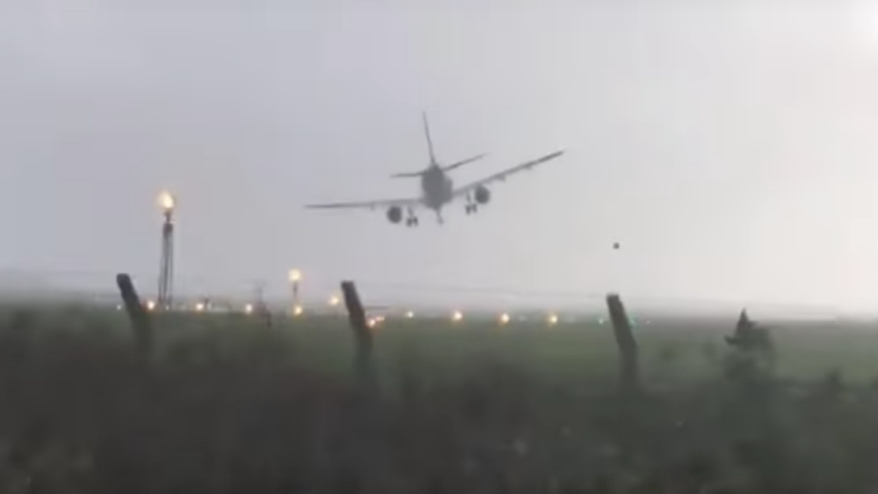 หวาดเสียว! เครื่องบินเอียงกระเท่เร่ ฝ่าพายุ ‘โอฟีเลีย’ ลงสนามบินดับลิน (คลิป)