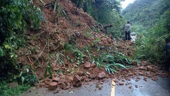 สุโขทัยฝนตกยันเช้าที่ อ.สวรรคโลก ตากพายุพัด3อำเภอดินถล่มทับสาหัส1