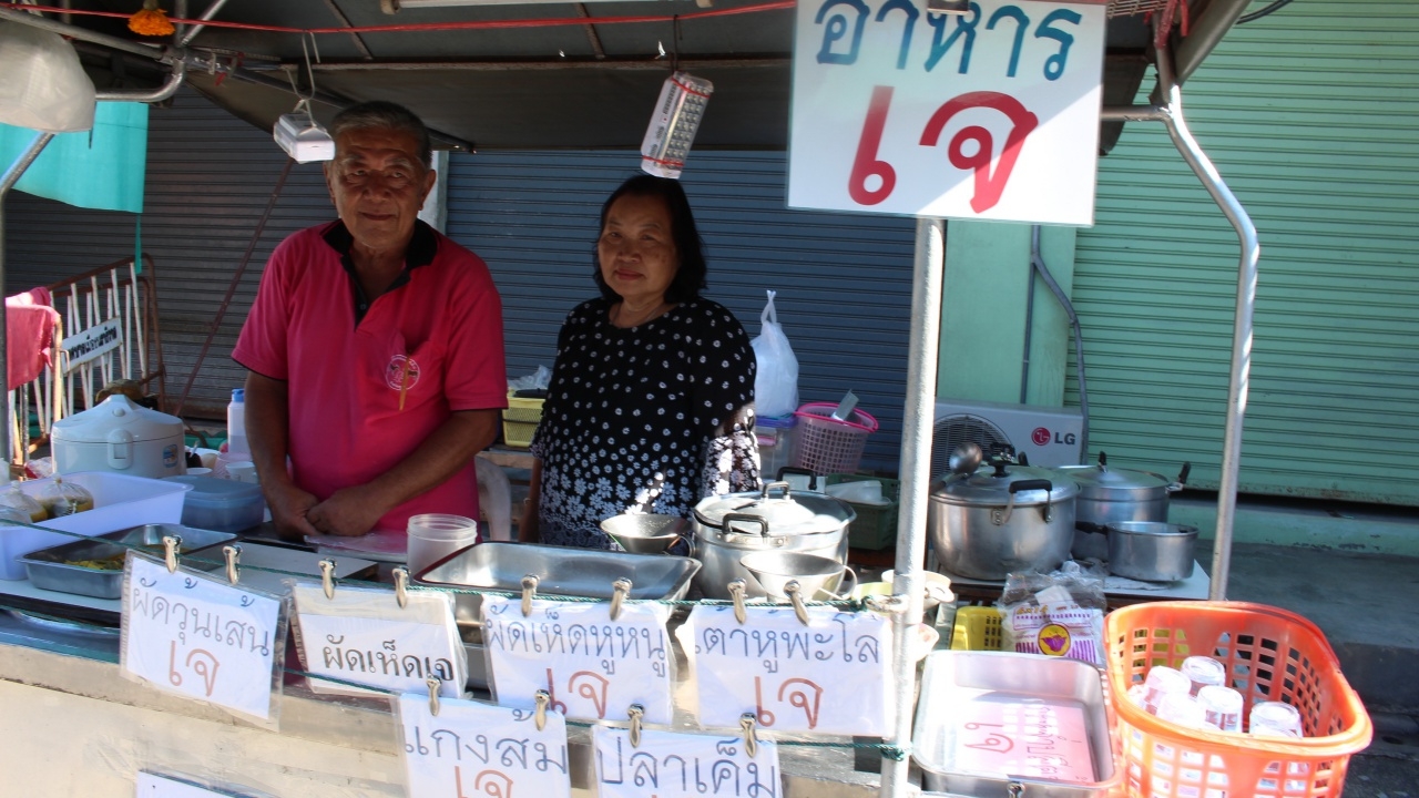 นราธิวาสขายผักก่อนกินเจ ราคาขยับเล็กน้อย บรรยากาศคึกคัก จนท.ดูแลเข้ม