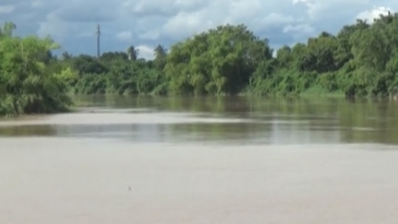 ปภ.ประสานจังหวัดสุโขทัย จับตาแม่น้ำยม จัดจนท.เฝ้าเสริมพนังกั้นน้ำ