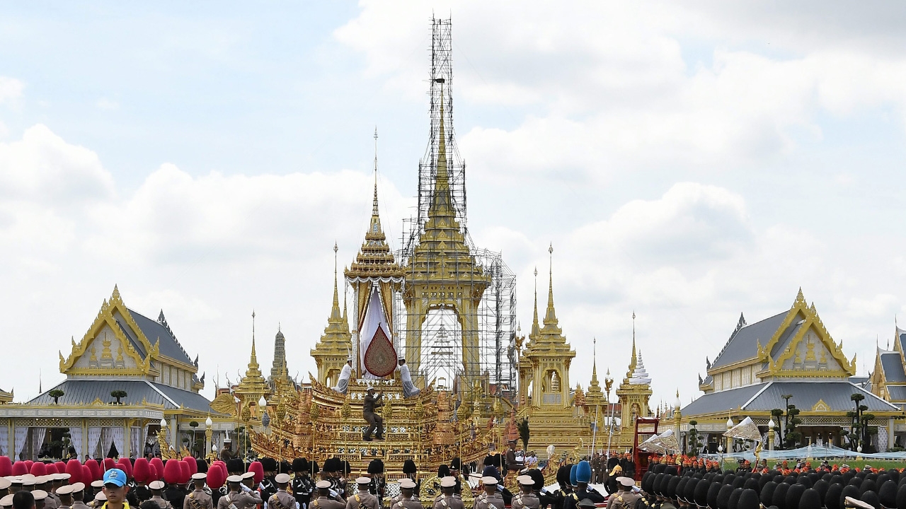 'สมเด็จพระเจ้าอยู่หัว' พระราชทานไฟหลวงพระราชพิธีถวายพระเพลิงฯ 'ร.9'