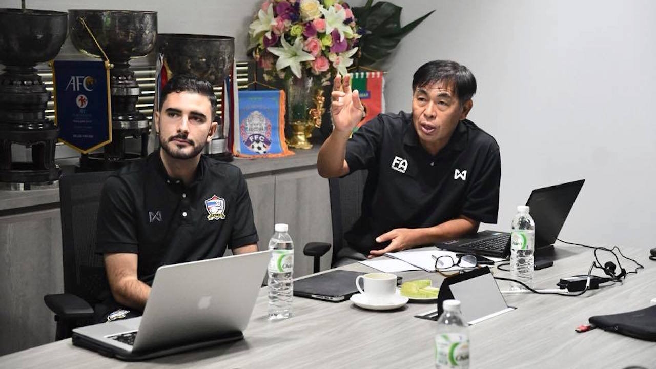 'เดอะ เฮง' ร่วมถก 'ซัลบาดอร์' ถึงแผนปีหน้าของช้างศึก ยู-16 