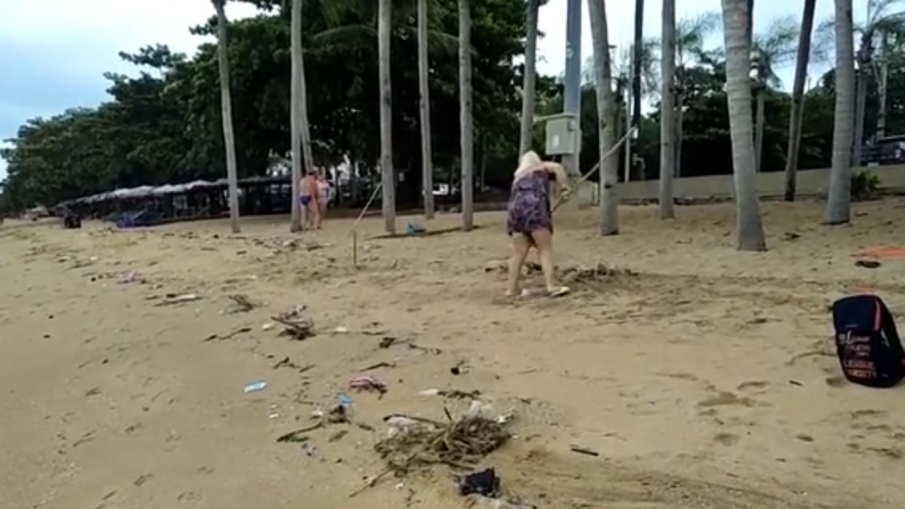เสียชื่อหมด หาดจอมเทียนพัทยา ฝรั่งเดินเก็บขยะ หาที่ว่างนอนอาบแดด