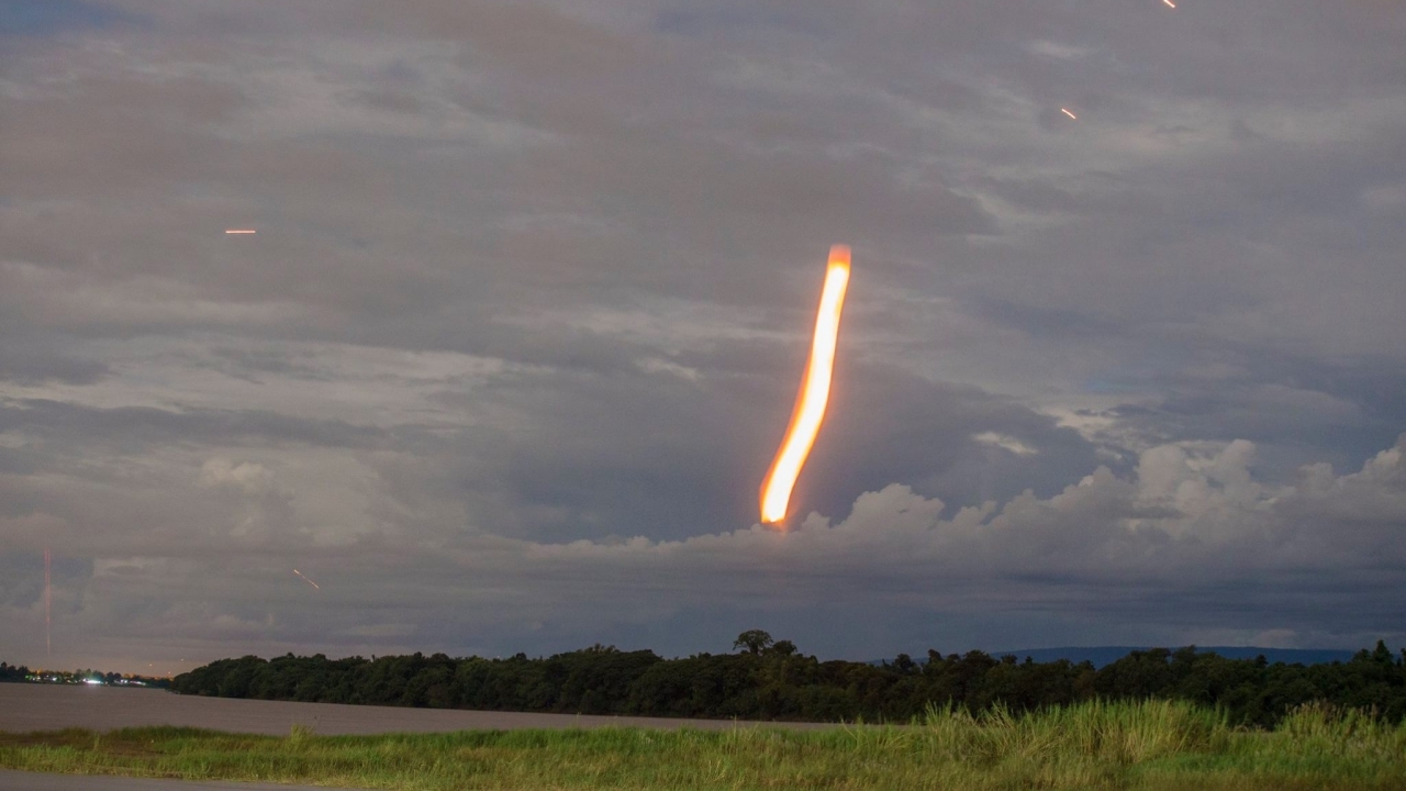 เถียงกันสนั่น! เพจดังเผยคลิปบั้งไฟพญานาค ชี้ให้สังเกตแสงไฟบนผิวน้ำโขง