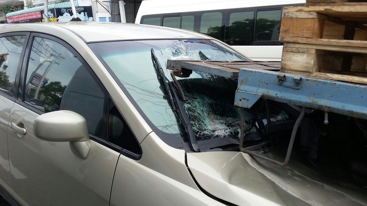 บัสเบรกแตก เชนเกียร์แล้วเอาไม่อยู่ ชนกวาดรถรอไฟแดง 6 คันรวด 