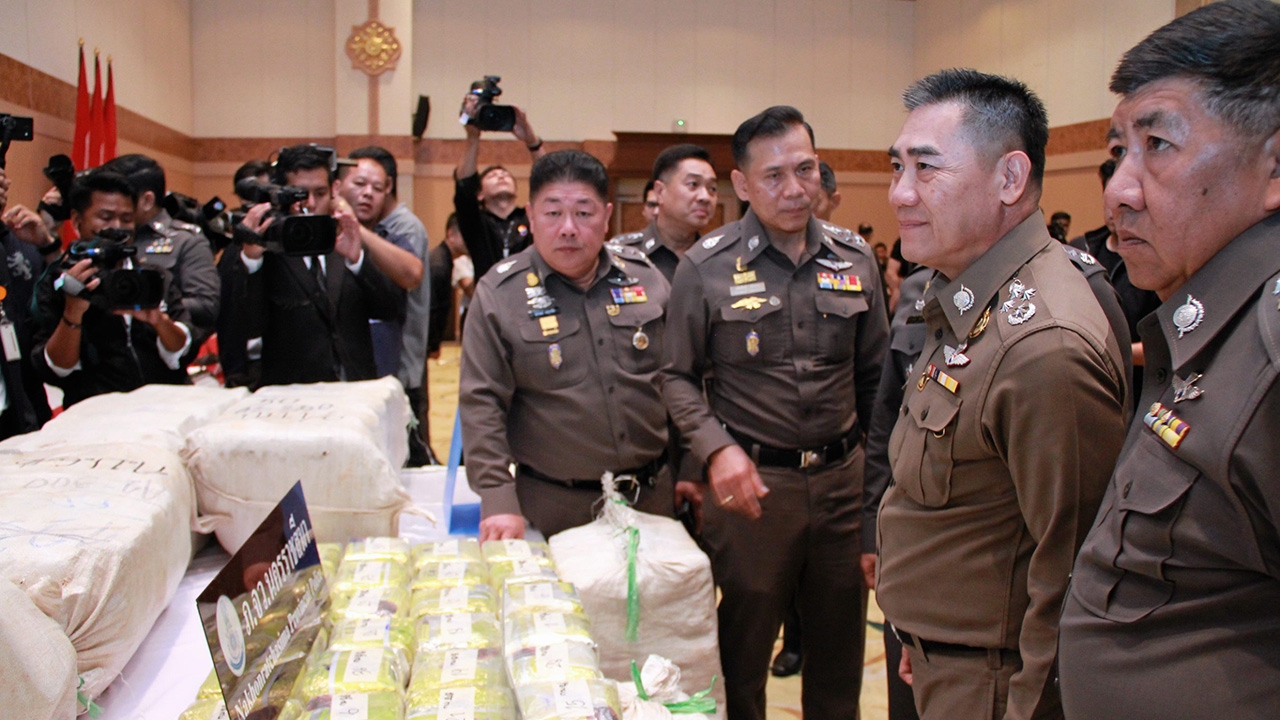 'ผญบ.หญิง'ตาไว นำจับไอซ์ 508 กก. รถจอดมีพิรุธ! ลุยเข้าไปตรวจ 