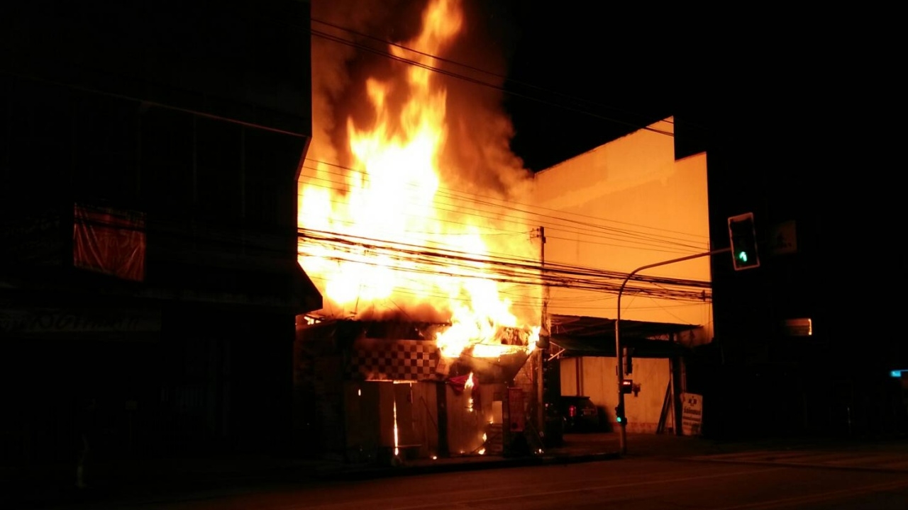 ไฟไหม้กลางดึกเมืองเชียงใหม่ ร้านทำกุญแจใกล้สถานีรถไฟ วอดทั้งหลัง