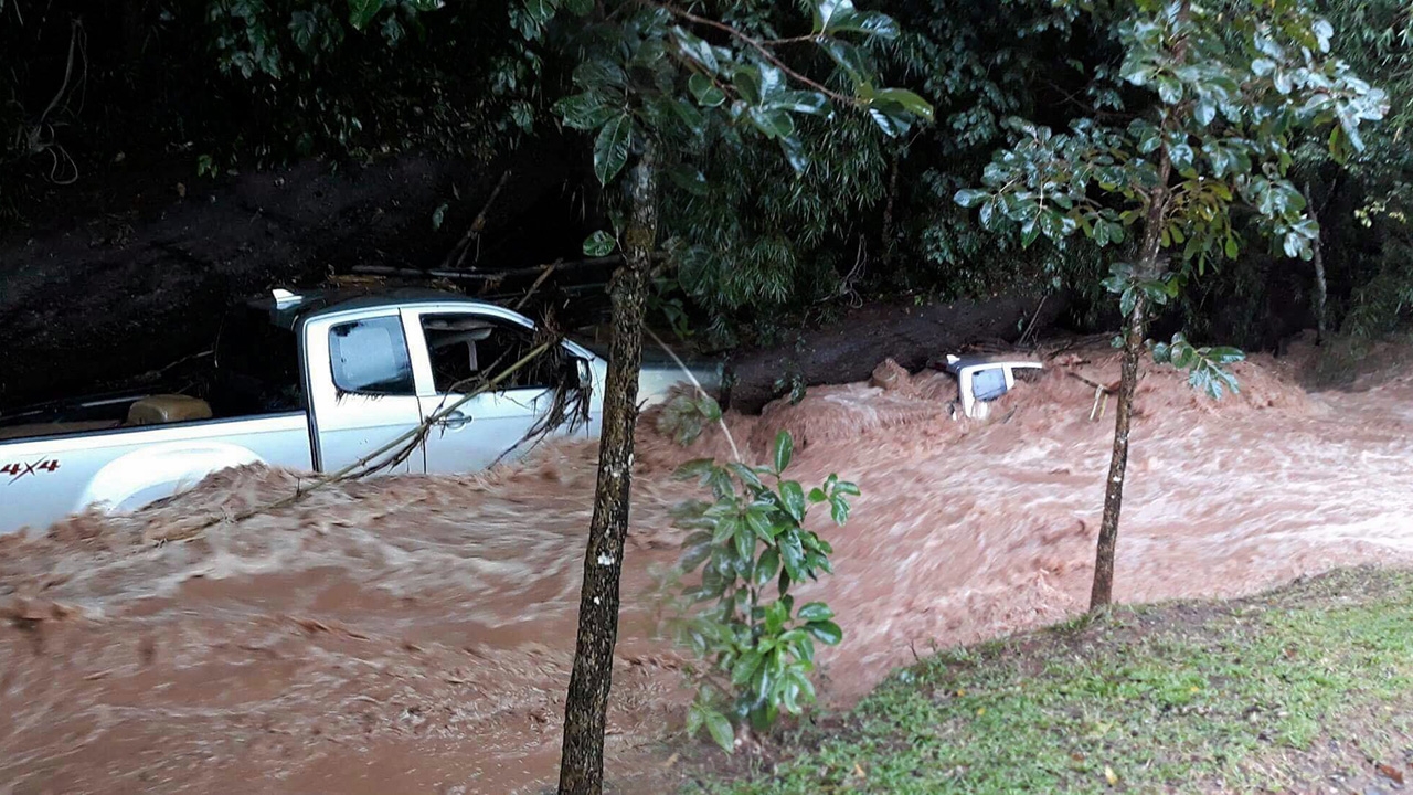 น้ำซัดรถตกคลอง หน.รักษาพันธุ์สัตว์ดับ สาวใหญ่-ปิกอัพจมนํ้า