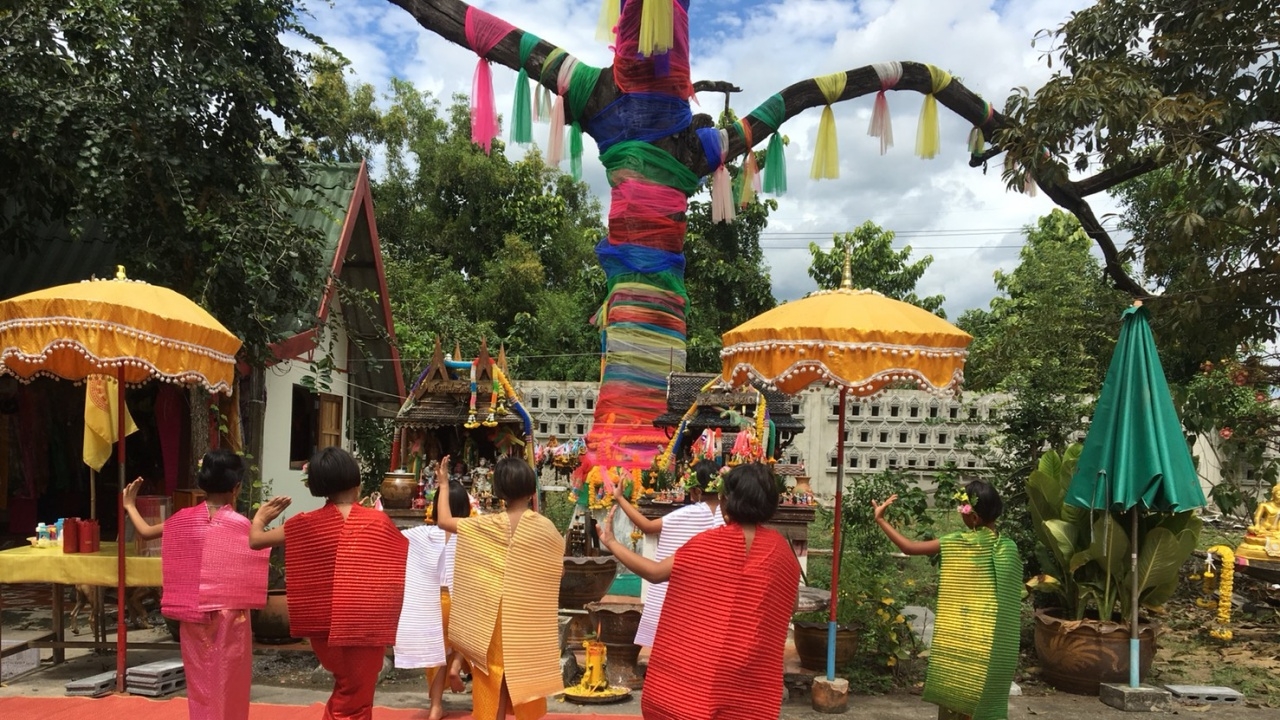 ‘เจ้าแม่หยก’ ตะเคียนยืนต้นตายให้โชค แม่ค้าได้เงินแสน จ้าง นร. รำถวาย