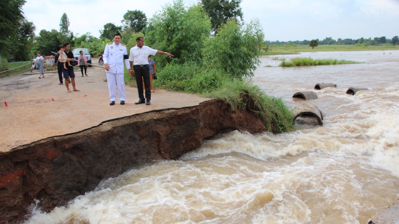 ทภ.2 เร่งช่วยชาวบ้านสร้างสะพานชั่วคราว หลังน้ำชีซัดถนนขาด
