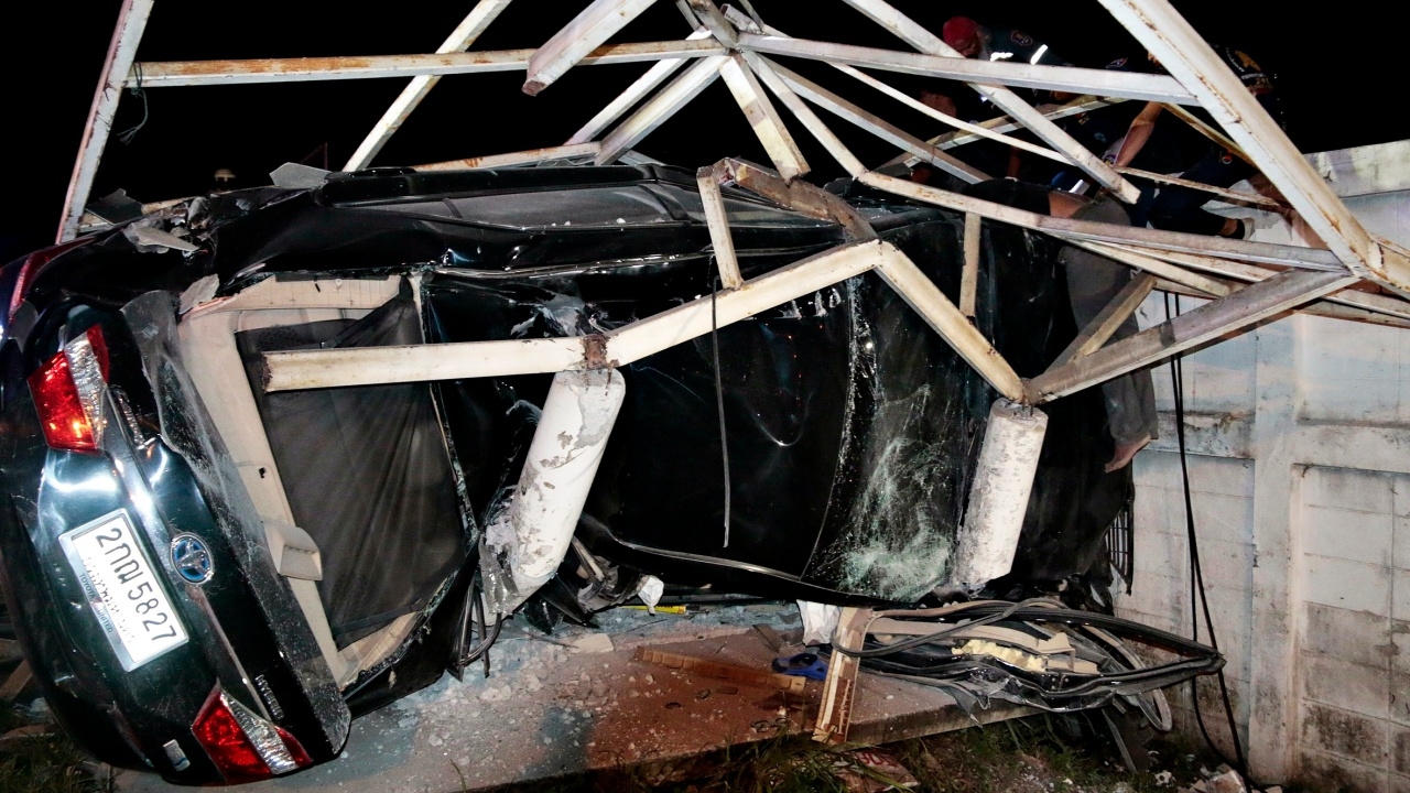 ซิ่งระห่ำ เก๋งพุ่งชนศาลาริมถนนสุขุมวิท พังถล่มทับร่างจ่าเอกดับ