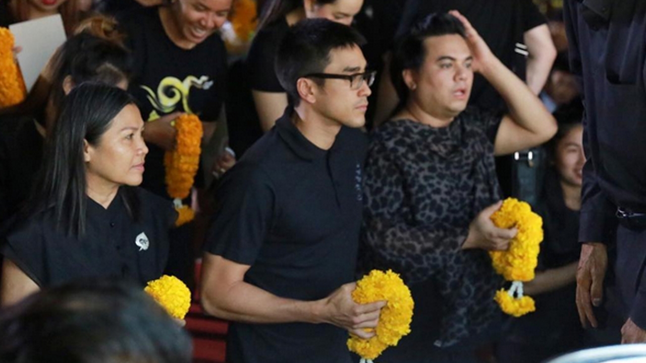 ภาพประทับใจ ณเดชน์ พาแม่แก้ว สักการะพระบรมฉายาลักษณ์ ร.9