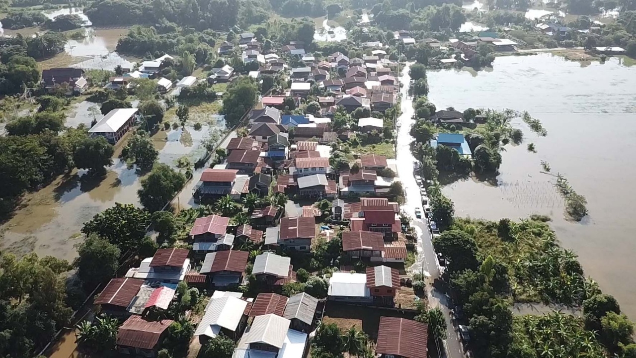 ยังวิกฤติ! ลำน้ำพองสูงต่อเนื่อง ล้นกระสอบทรายท่วมบ้านเรือน นา2หมื่นไร่
