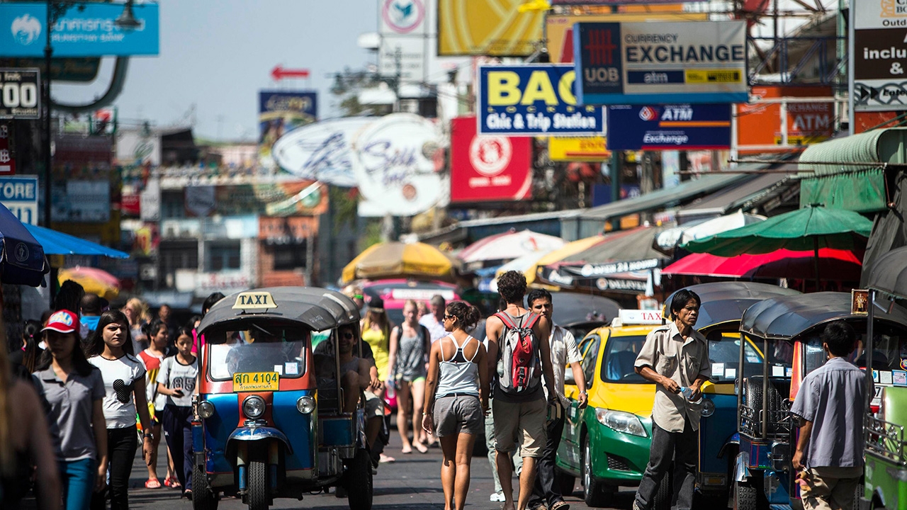 ปิ๊งไอเดียจุดขายถนนข้าวสาร-เช้าตักบาตรสายสตรีทฟู้ด