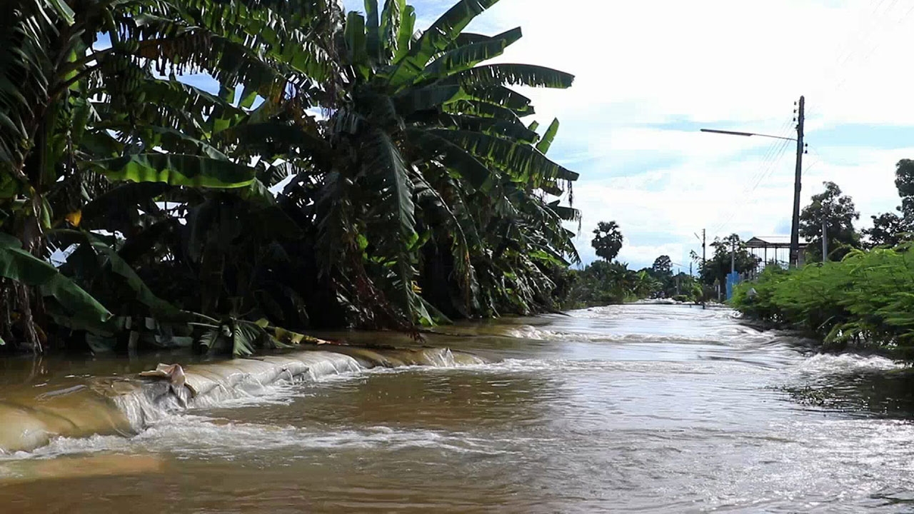 เจ้าพระยาล้นทะลักแนวกั้น หลายพื้นที่อ่วม! ท่วมบ้านริมตลิ่งพากันอพยพหนี