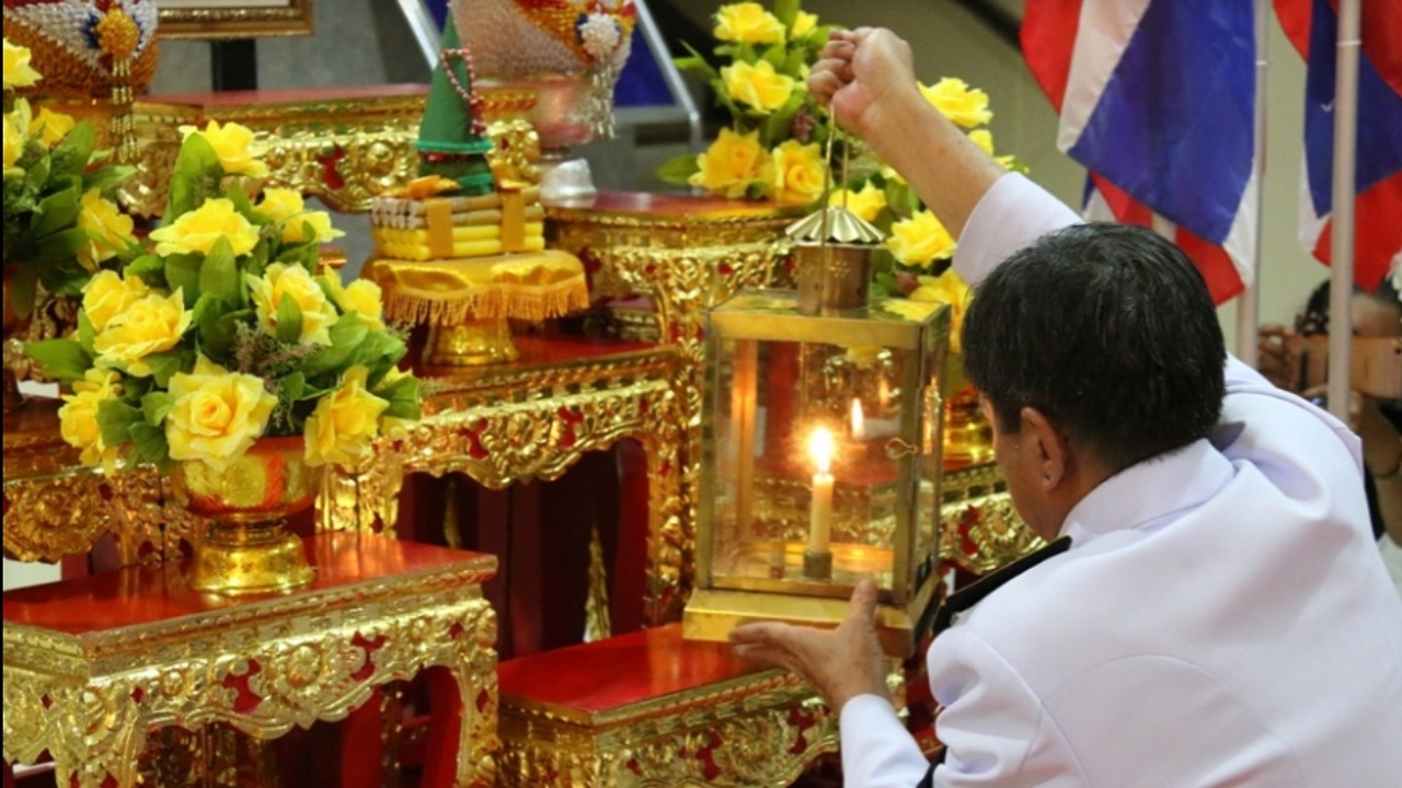 อัญเชิญไฟหลวงพระราชทานถึงสงขลา เตรียมประกอบพิธีถวายดอกไม้จันทน์