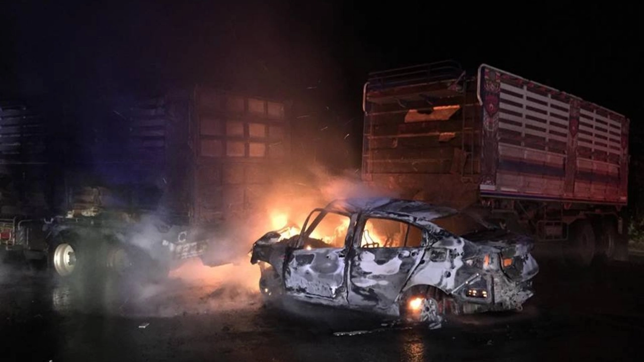 พ่วงกลับรถ เก๋งทางตรงอัดเต็มแรงไฟท่วม คลานหนีตาย 1 คนขับถูกคลอกดับ