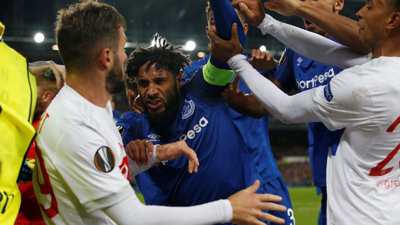 ฉาว! กัปตันทอฟฟี่เลือดขึ้นหน้า สาวหมัดใส่แข้งลียง ก่อนทีมพังคาบ้าน