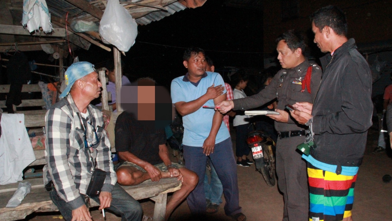 เมาอาละวาดทำร้ายพ่อ ตาสุดทนโดนตบหน้า ยื้อแย่งมีดบังตอ ฟันคอหลานชายดับ