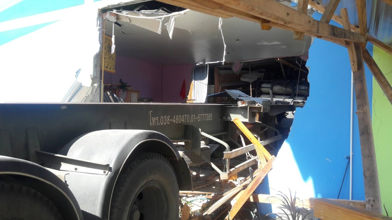 พ่วงเบรกแตก เฉี่ยวชนรถ-เสาไฟฟ้า ก่อนพุ่งทะลุบ้าน3หลังรวด คนขับติดภายใน