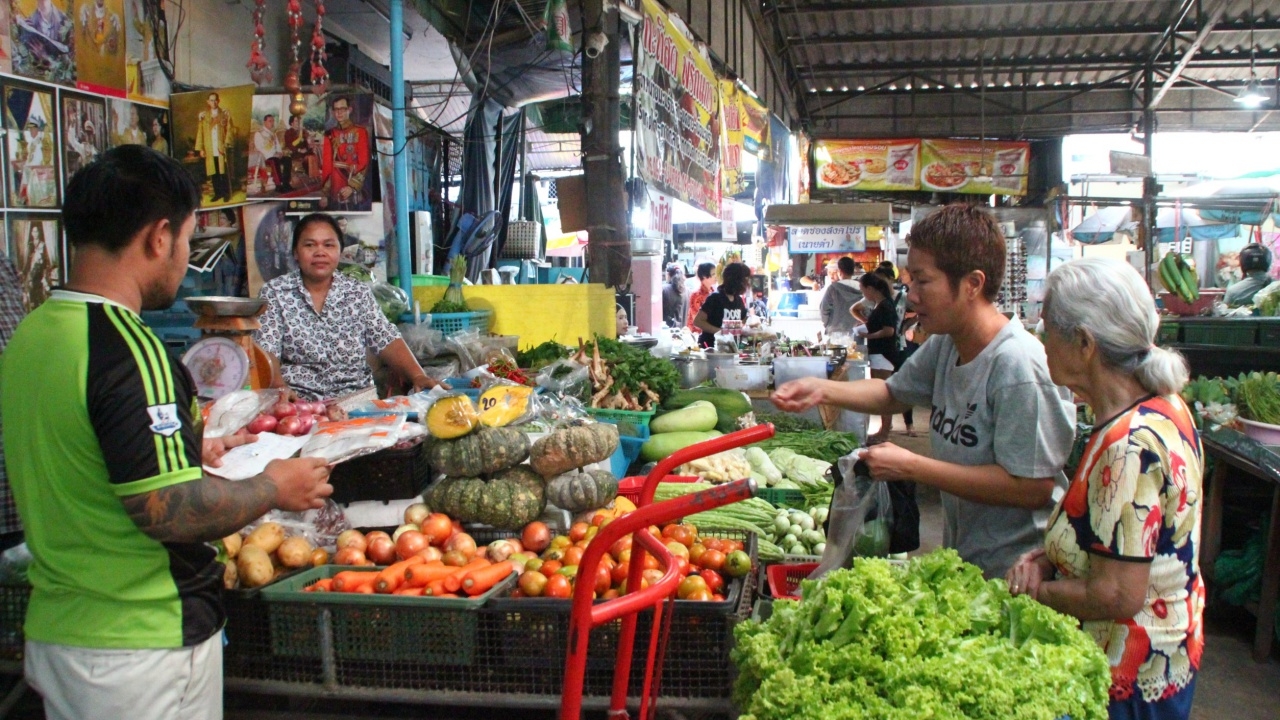 ชาวหัวหินร่วมใจ นุ่งขาวถือศีลกินเจ ถวายเป็นพระราชกุศลในหลวง ร.9 