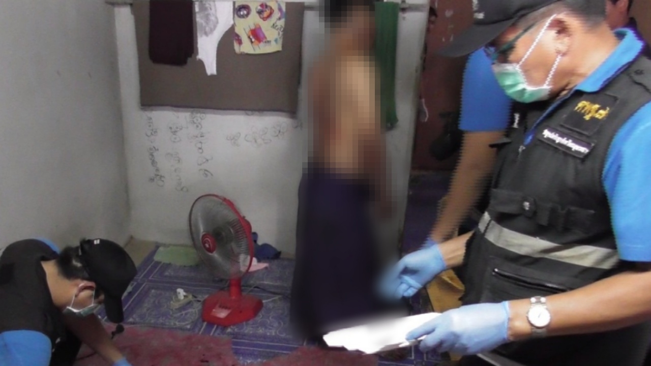 เชือดไม่พอ-จับศพแขวนคอห้อยในห้อง ฆาตกรลงมือสุดเหี้ยม คาดล้างแค้น