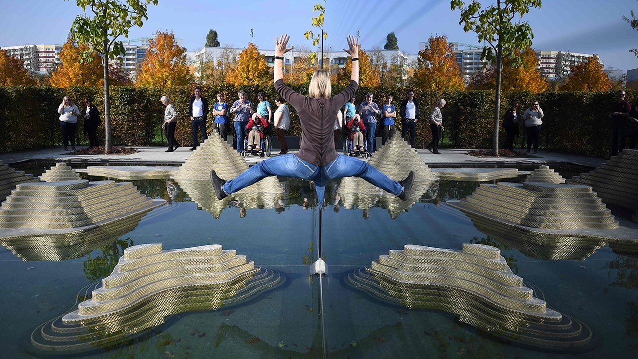 ​ภาพ​สะท้อน​จาก​กระจก งาน​ศิลปะ​จาก​ประเทศไทย