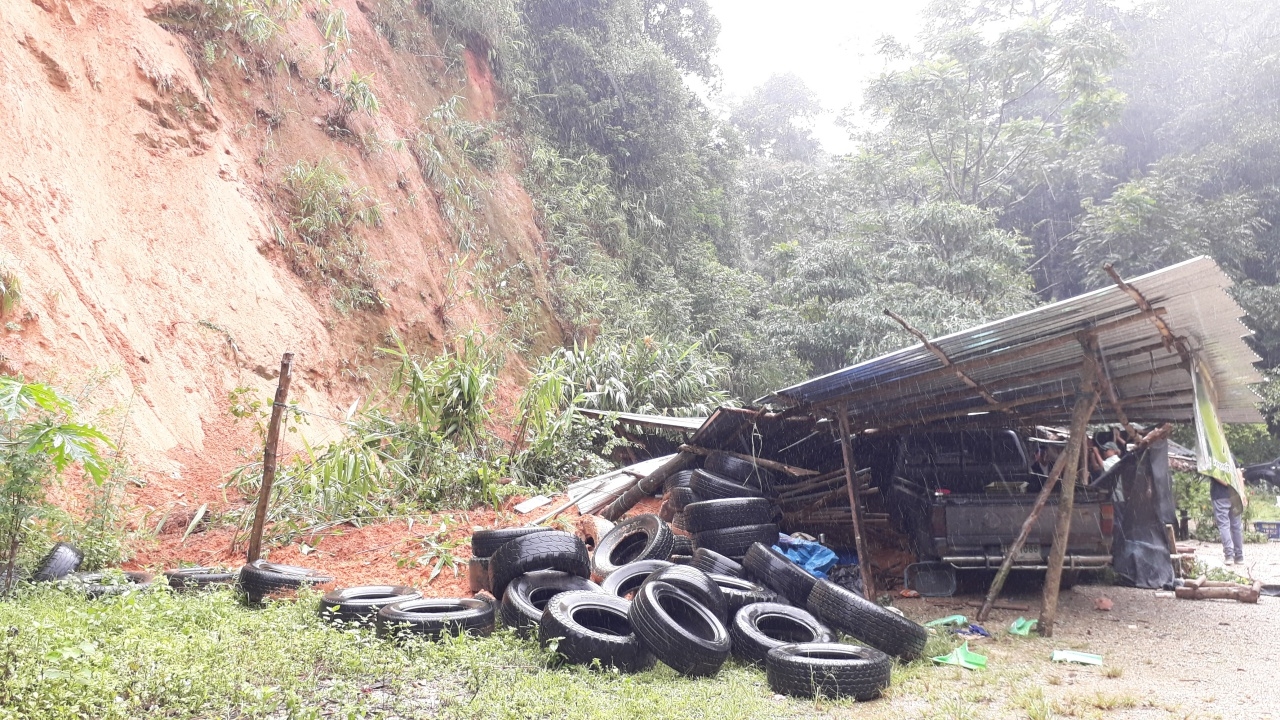 ดินถล่มทับเพิงพักชั่วคราวริมเขา จ.ตาก เด็ก 13 ดับ-ถนนสายรองไปพม่าทรุด