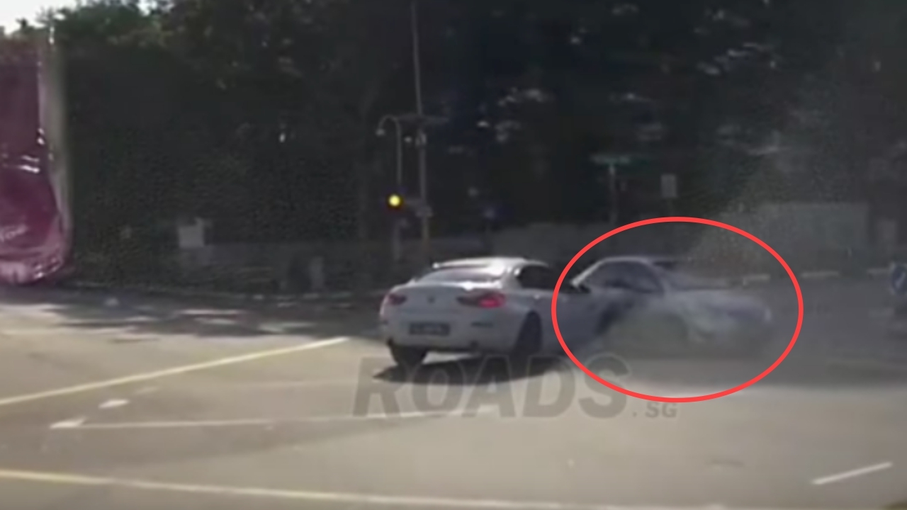 ฮือฮา คลิป ‘รถผี’! เก๋งปริศนาโผล่มาจากไหน ก่อนโดนชนที่สิงคโปร์ (คลิป)