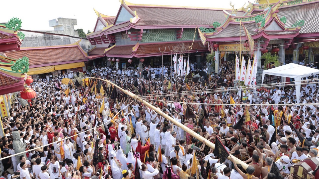 ศาลเจ้าภูเก็ต ยกเสาโกเต้ง สัญลักษณ์เริ่มประเพณีกินเจ คนนับพันแห่ร่วม