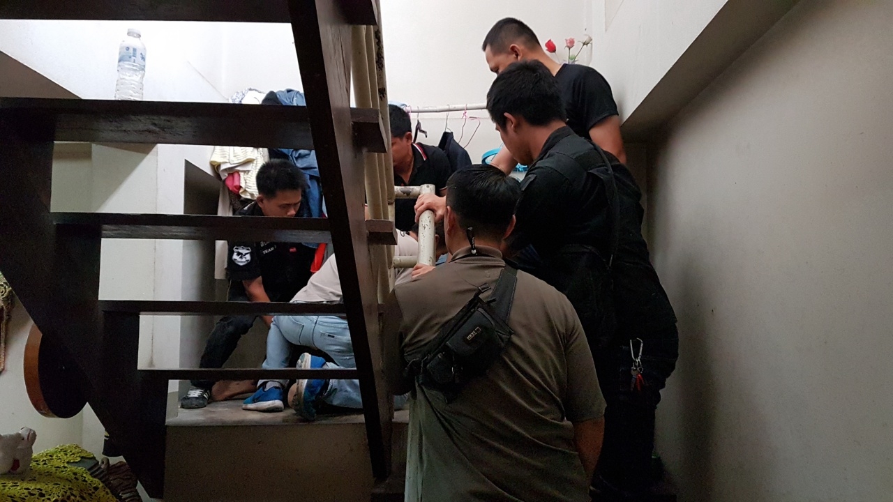 กล่อม 6 ชม. บุกชาร์จหนุ่มใหญ่ เมายาบ้า ยิงปืนใส่ ตร. ปฏิเสธ อ้างประทัด