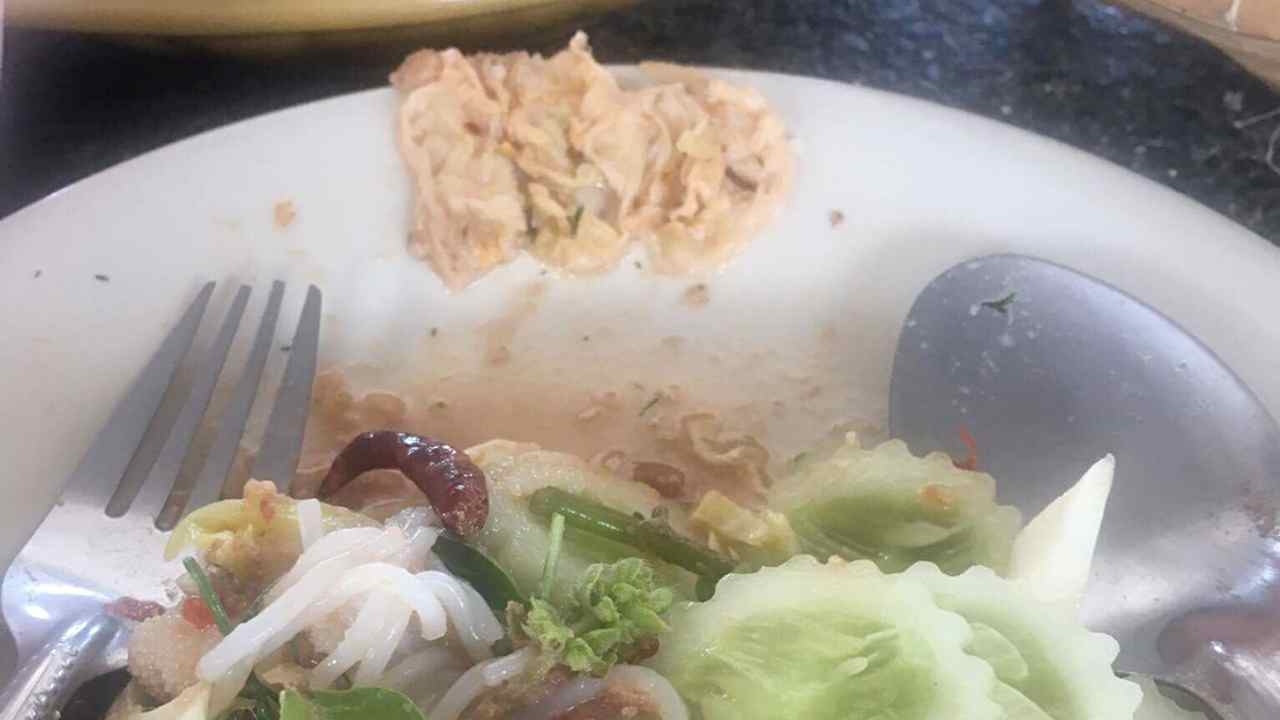 นักชิมร้องลั่นมือสั่นสะท้านตักขนมจีนเข้าปาก นั่นทิชชูแต่ทำไมอยู่ในน้ำยา