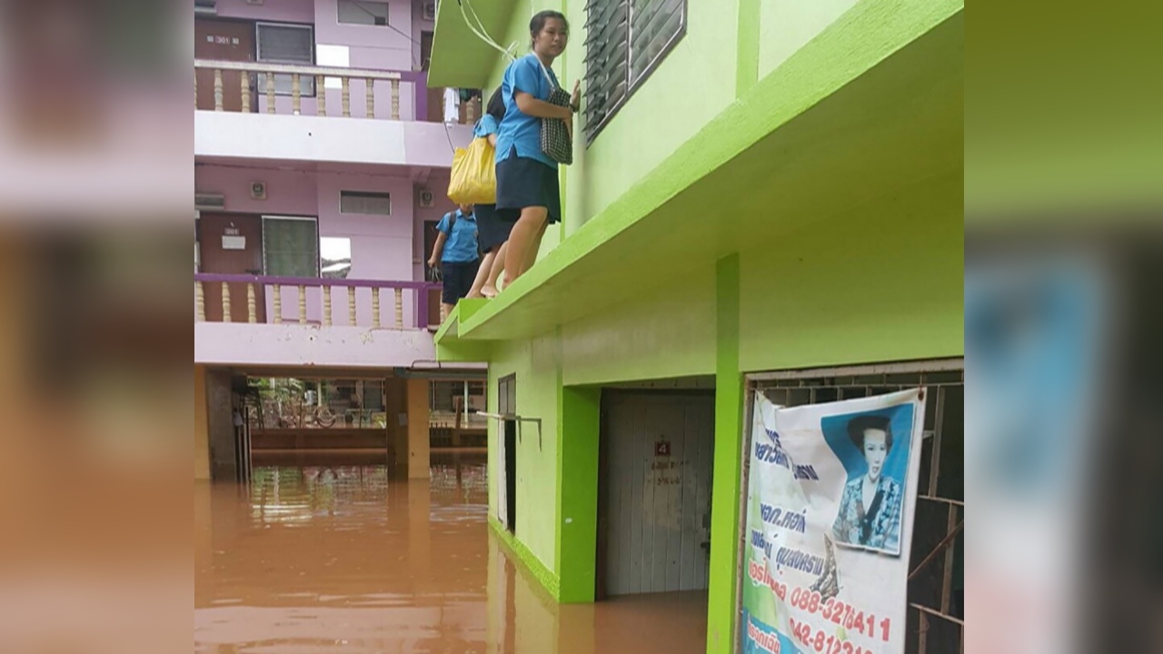 น้ำท่วมเขตเมืองเลย นศ.ปีนหอพัก หนีน้ำออกมาด้านนอก