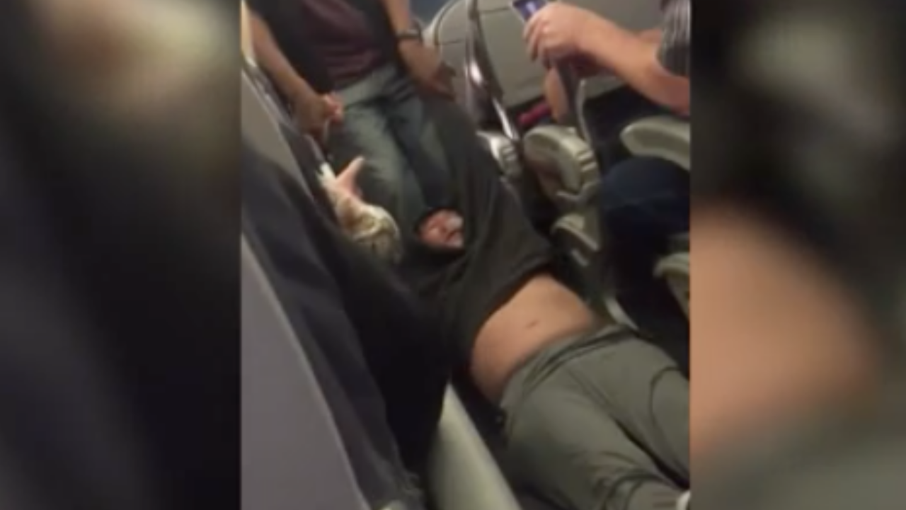  มะกันเฉียบ! ไล่ออก 2 จนท.ลากผู้โดยสารลงจากเครื่องยูไนเต็ด แล้ว (คลิป)