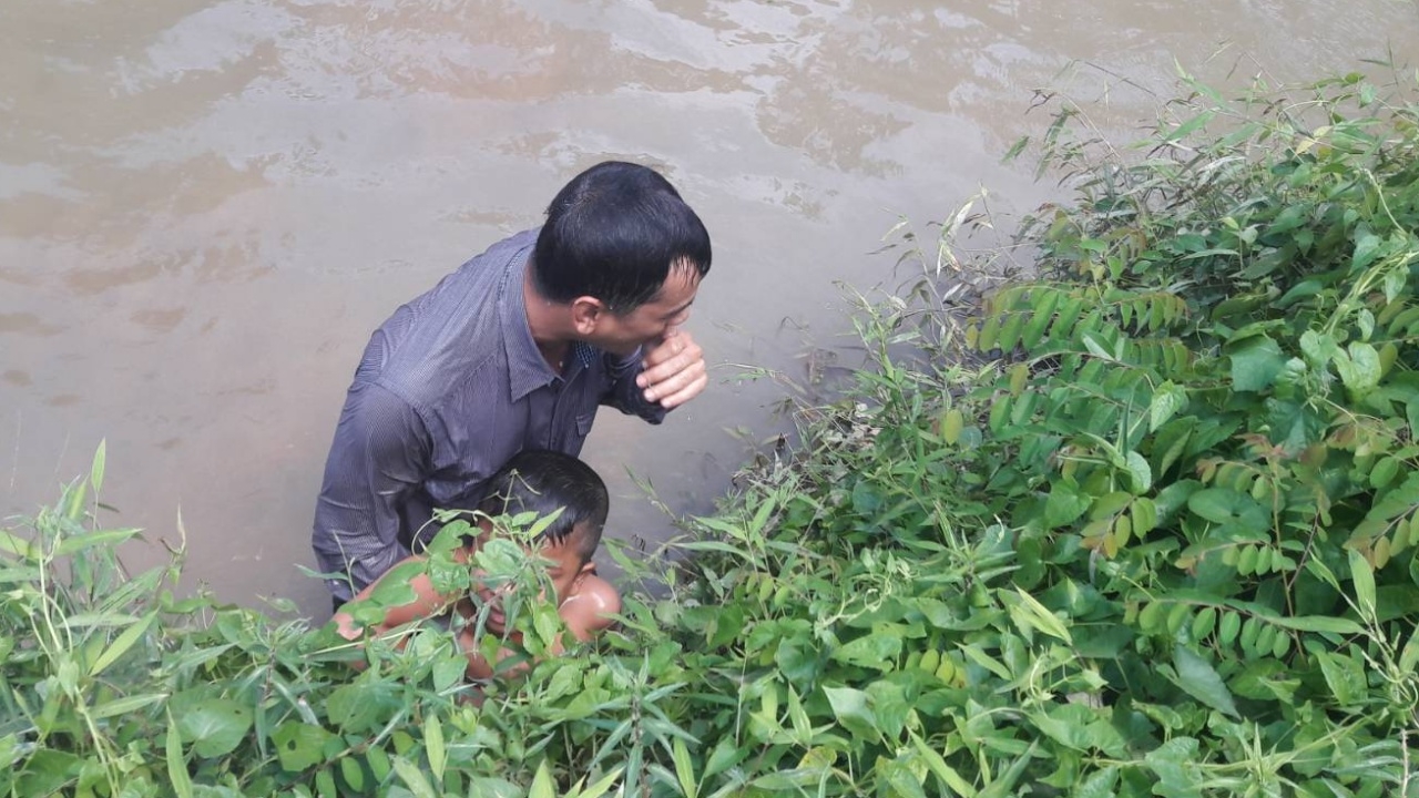 ปลัดหนุ่มโดดทั้งชุด! ช่วย ด.ช. 8 ขวบ รอดตาย กลับจากงานเจอกำลังจมน้ำ