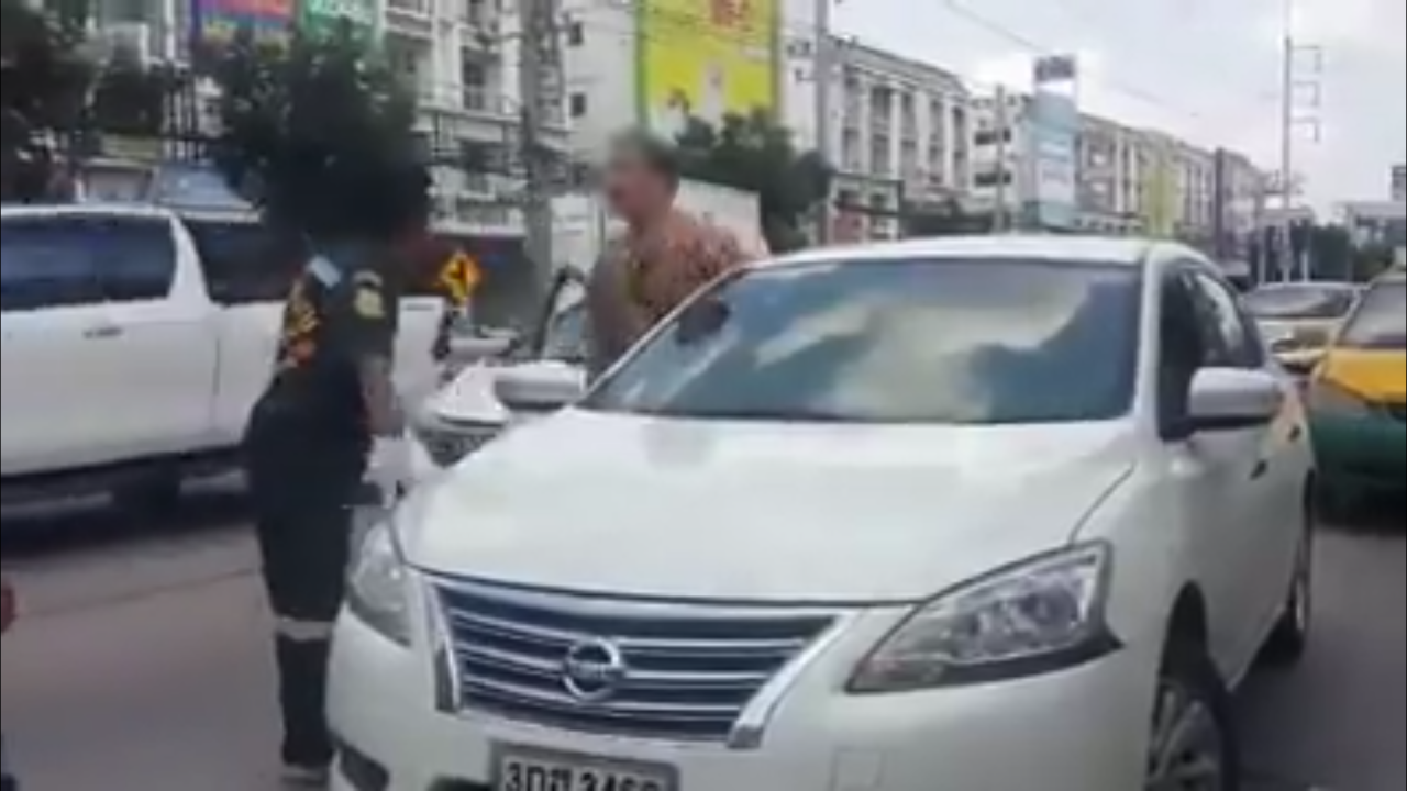 ไม่หนีแค่จะไป สน.! คลิปชายอ้างเป็นทหารทำร้ายแท็กซี่ ทะเลาะกู้ภัยดังลั่น