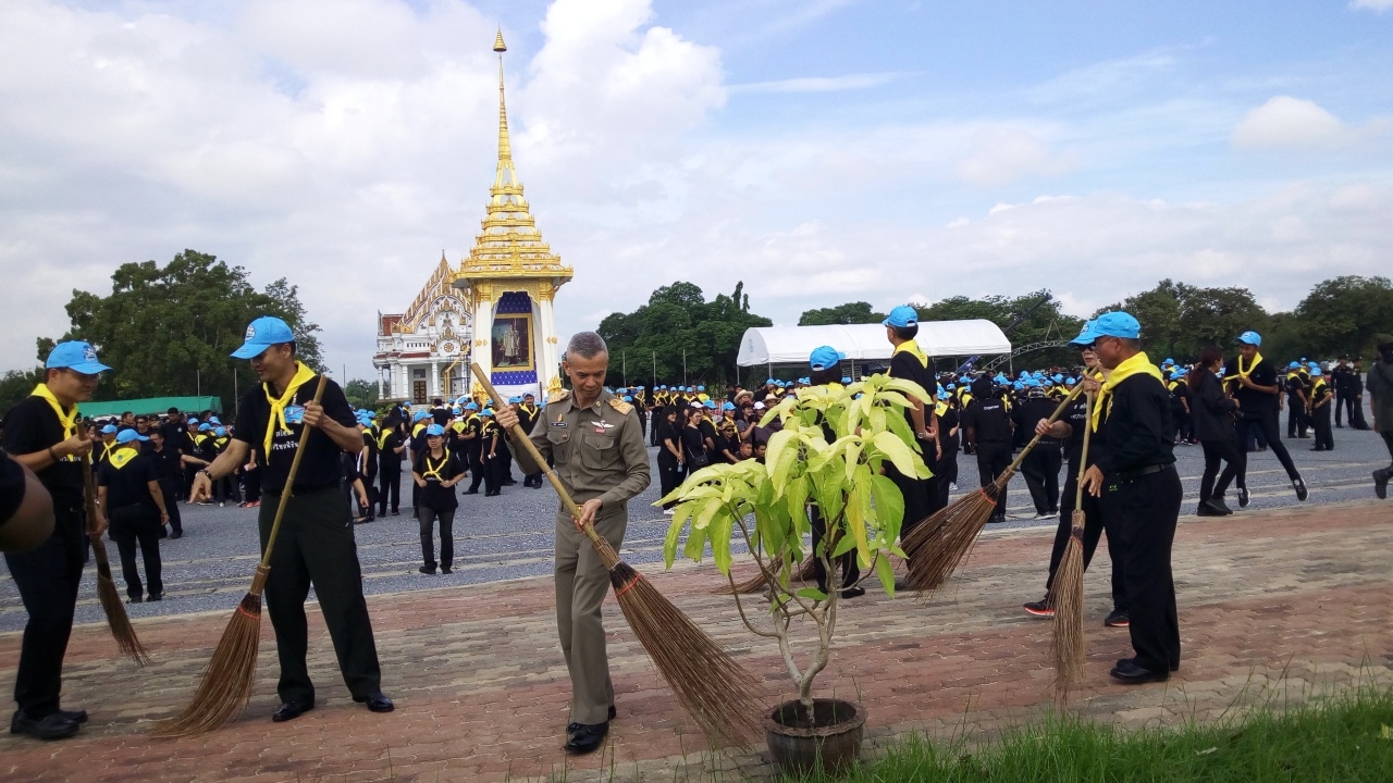 ผอ.สำนักพุทธฯ นำทีมบำเพ็ญประโยชน์ที่พุทธมณฑล ก่อนพิธีถวายดอกไม้จันทน์